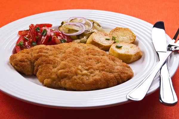 Côtelette de porc frite avec salade de pommes de terre et légumes — Photo