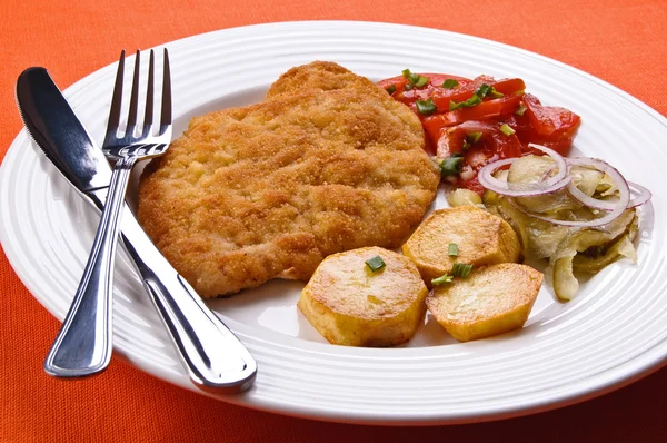 Χοιρινό τηγανητό μπριζόλα με πατάτες και σαλάτα λαχανικών — Φωτογραφία Αρχείου