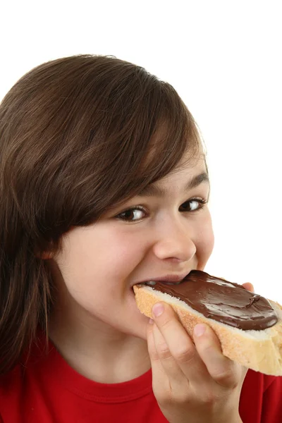 Chica comiendo pan con mantequilla de nuez —  Fotos de Stock