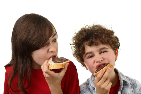 Kids eating bread with nut butter — Stock Photo, Image
