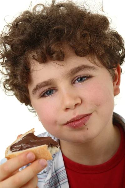 Bambino che mangia pane con burro di noci — Foto Stock