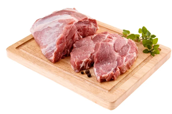 Rohes Schweinefleisch auf Schneidebrett — Stockfoto