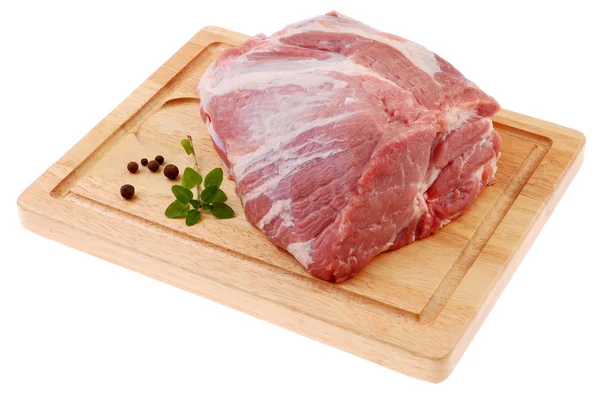 Carne de porco crua na tábua de corte — Fotografia de Stock