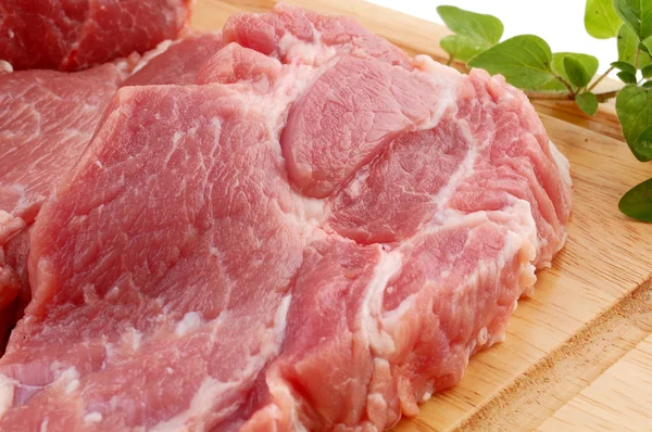 Rohes Schweinefleisch auf Schneidebrett — Stockfoto