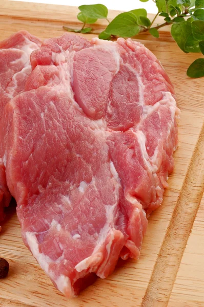 Rohes Schweinefleisch auf Schneidebrett — Stockfoto