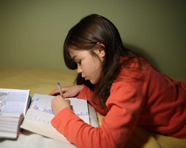 Девочка делает уроки — стоковое фото