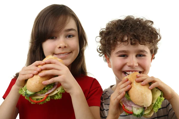 Crianças comendo sanduíches saudáveis — Fotografia de Stock