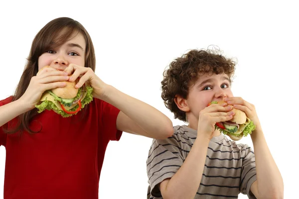 Niños comiendo sándwiches saludables — Foto de Stock