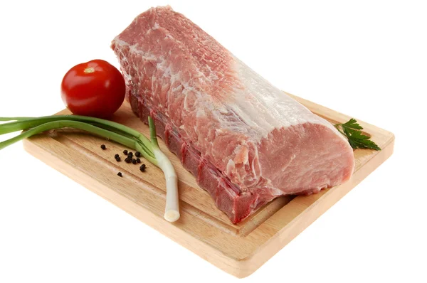 Rohes Schweinefleisch auf Schneidebrett — Stockfoto