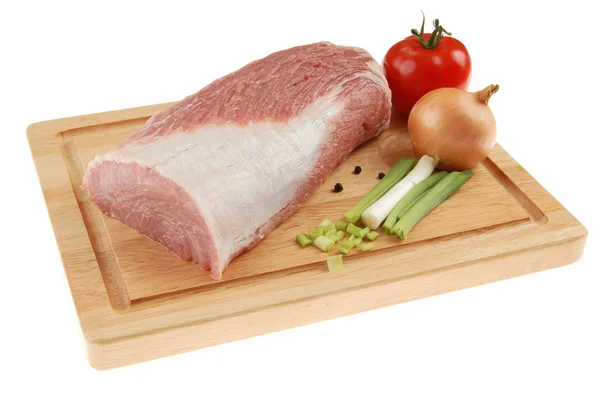 Rohes Schweinefleisch auf Schneidebrett — Stockfoto