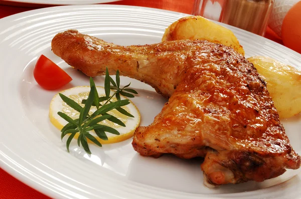Gamba di pollo arrosto con verdure — Foto Stock