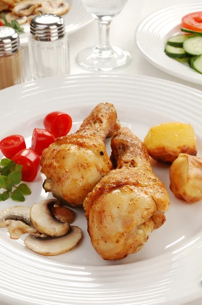 Cuisses de poulet rôties aux légumes — Photo