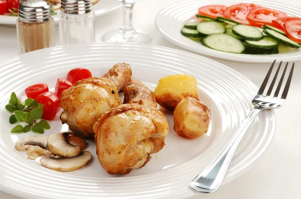 Cosce di pollo arrosto con verdure — Foto Stock