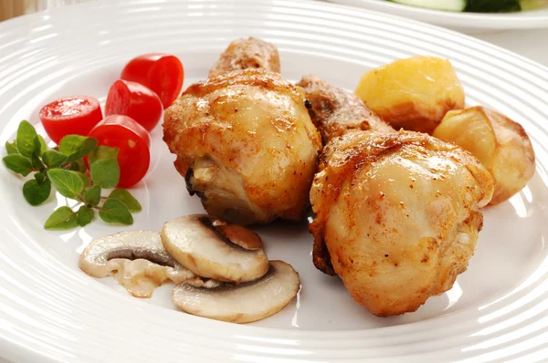 Cosce di pollo arrosto con verdure — Foto Stock