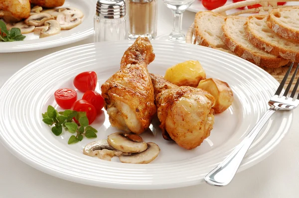 Cosce di pollo arrosto con verdure — Foto Stock