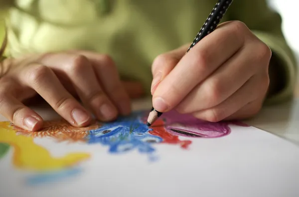 Girl drawing picture — Stock Photo, Image