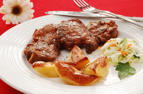 Kızarmış biftek cips ve sebze salatası ile — Stok fotoğraf