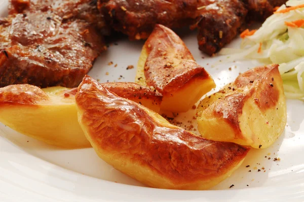 Steaks frits avec chips et salade de légumes — Photo