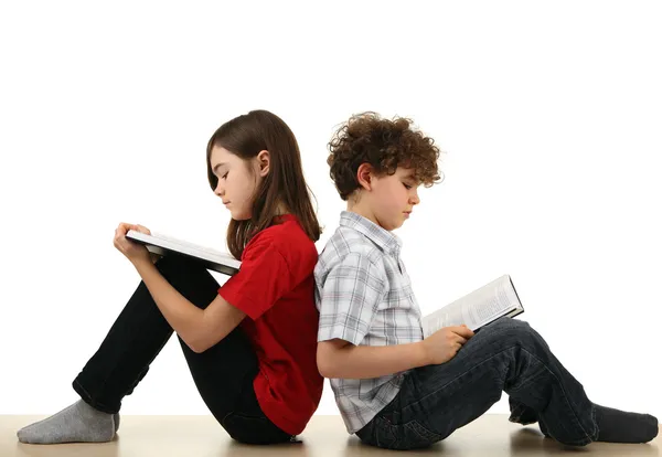 Mädchen und Junge lesen Bücher — Stockfoto