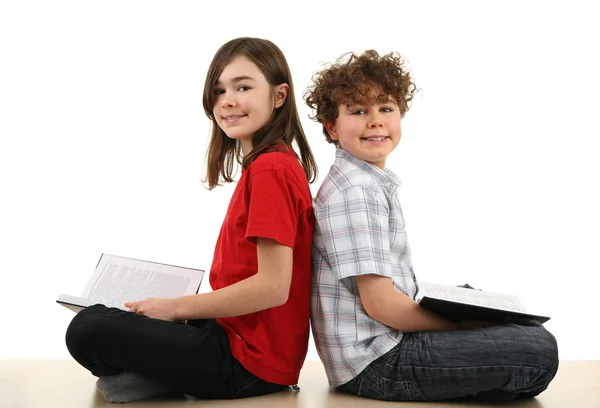 Девочка и мальчик читают книги — стоковое фото