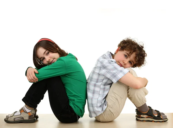 Menina e menino sentado — Fotografia de Stock