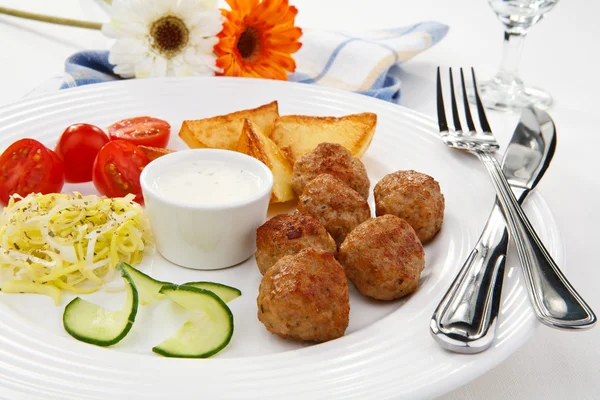 Albóndigas asadas y ensalada de verduras —  Fotos de Stock