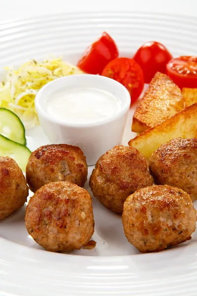 Roasted meatballs and vegetable salad — Stock Photo, Image