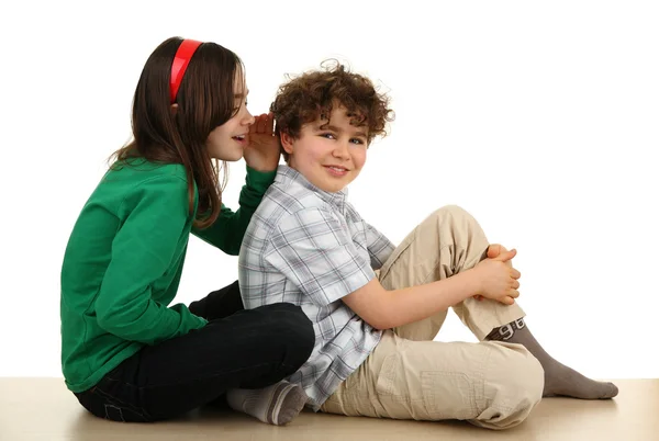 Meisje en jongen zitten — Stockfoto