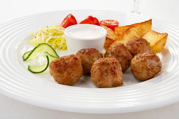 Polpette arrosto e insalata di verdure — Foto Stock