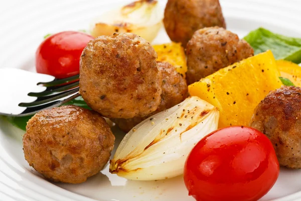 Boulettes de viande rôties et salade de légumes — Photo