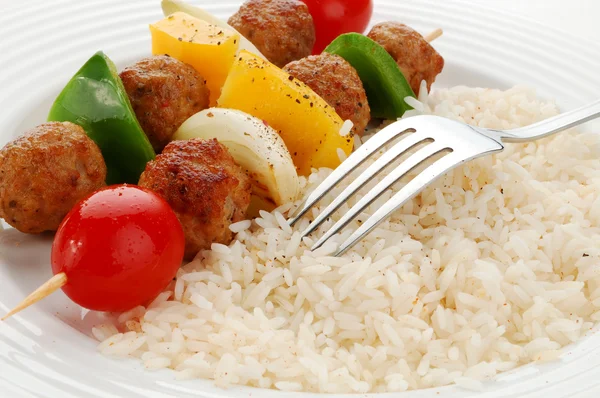 Gegrild vlees, rijst en groenten — Stockfoto