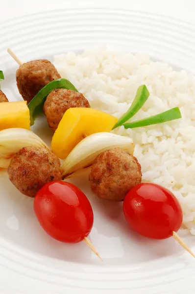 Gegrilltes Fleisch, Reis und Gemüse — Stockfoto