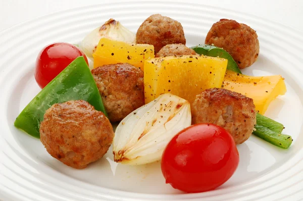 Roasted meatballs and vegetable salad — Stock Photo, Image