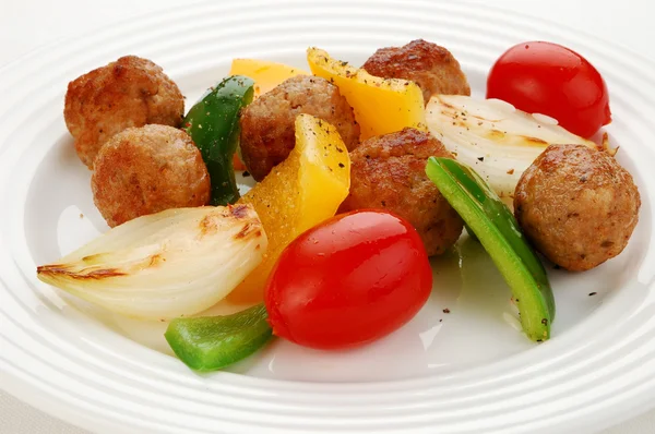 Albóndigas asadas y ensalada de verduras —  Fotos de Stock