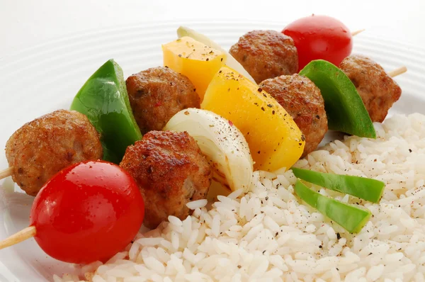 Carne grelhada, arroz e legumes — Fotografia de Stock