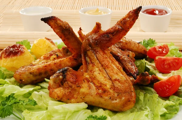 Ali di pollo arrosto con verdure — Foto Stock