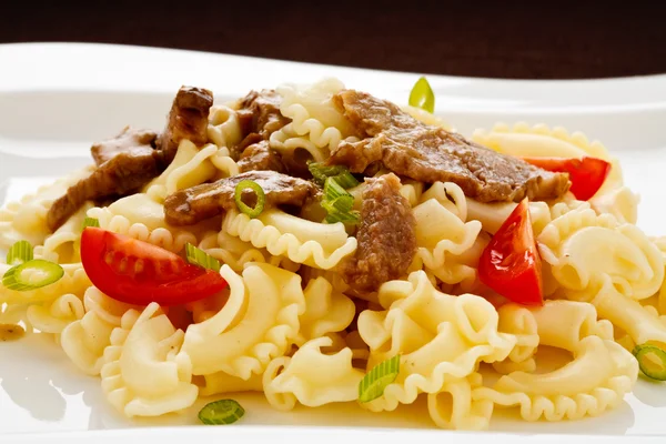 Pasta with roasted meat and vegetables — Stock Photo, Image