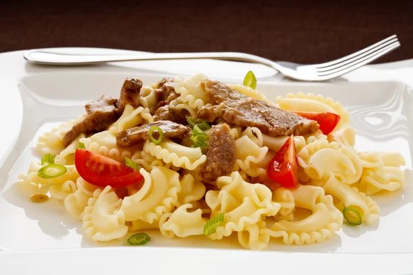 Pasta with roasted meat and vegetables — Stock Photo, Image