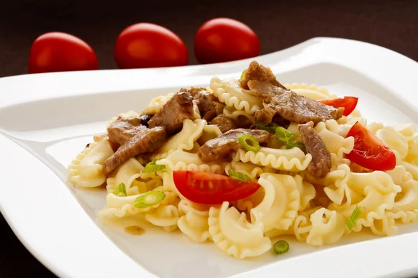 Pasta with roasted meat and vegetables — Stock Photo, Image