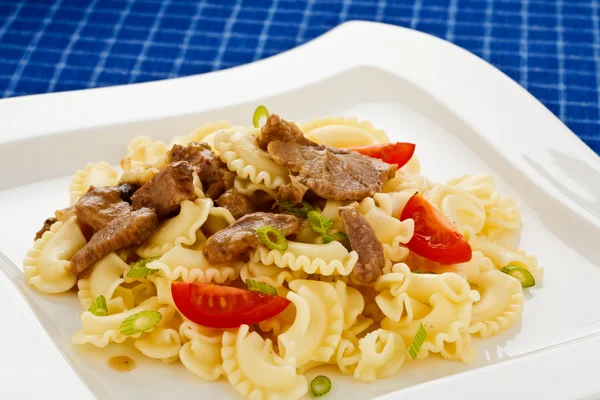 Pasta with roasted meat and vegetables — Stock Photo, Image