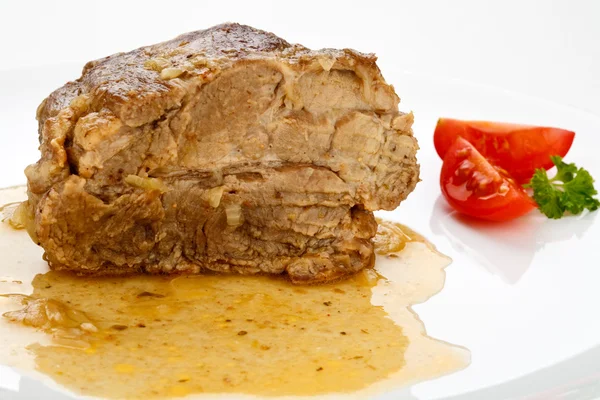 Carne arrosto in salsa e insalata di verdure — Foto Stock