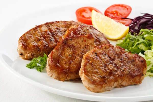 Gegrild vlees met groenten — Stockfoto