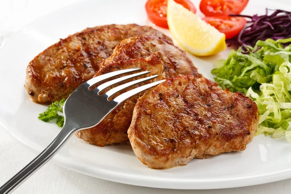 Grilované maso se zeleninou — Stock fotografie