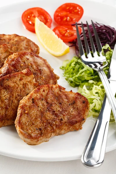 Gegrilltes Fleisch mit Gemüse — Stockfoto