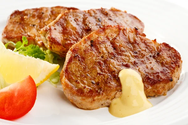 Gegrilltes Fleisch mit Gemüse — Stockfoto