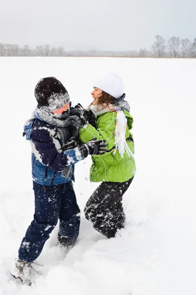 子供たちは雪のフィールド上で実行されます。 — ストック写真