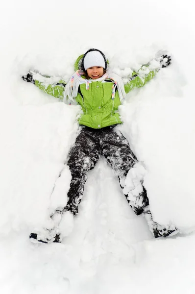 Chica jugando en el campo cubierto de nieve — Foto de Stock