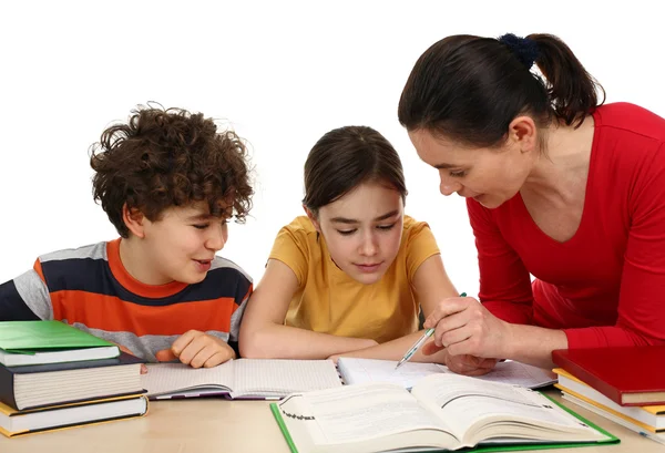 Madre ayudando a sus hijos a hacer la tarea —  Fotos de Stock