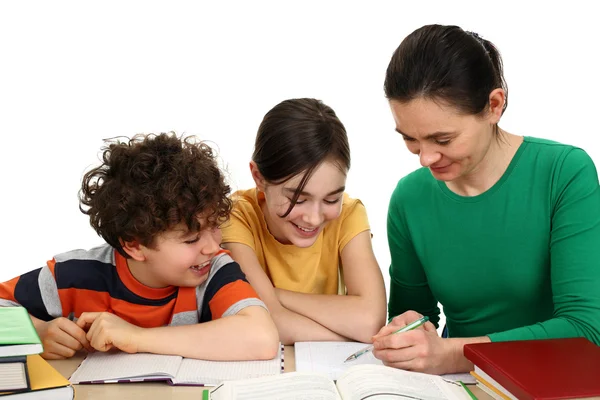 Madre ayudando a sus hijos a hacer la tarea —  Fotos de Stock