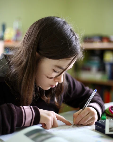 Meisje leren thuis — Stockfoto